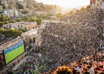 E paparë në histori: Teatri antik romak 1900-vjeçar kthehet në stadium në dritën e agimit