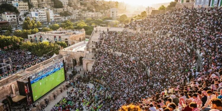 E paparë në histori: Teatri antik romak 1900-vjeçar kthehet në stadium në dritën e agimit