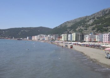 E rëndë në Shëngjin: Katër të rinj u morën nga dallgët e forta, dyshohet për viktima