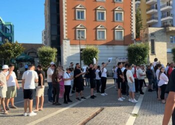 Edhe Lezha në protestë: Qytetarët marshojnë, shprehin pakënaqësitë për situatën ekonomike e sociale në vend
