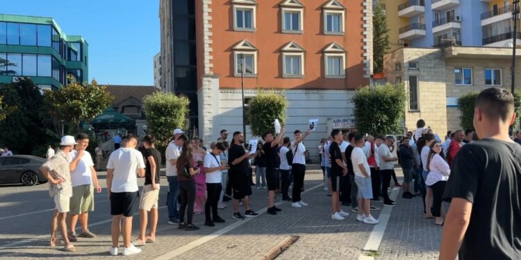 Edhe Lezha në protestë: Qytetarët marshojnë, shprehin pakënaqësitë për situatën ekonomike e sociale në vend