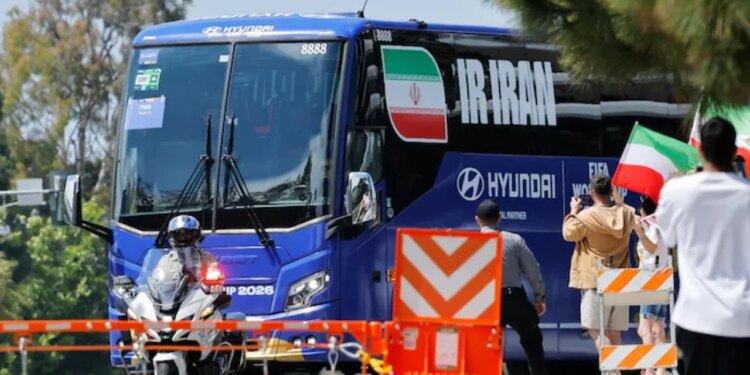 Ekipi i futbollit iranian zbarkon në SHBA pas njoftimit të marrëveshjes, përballet me polemika, protesta dhe probleme organizative