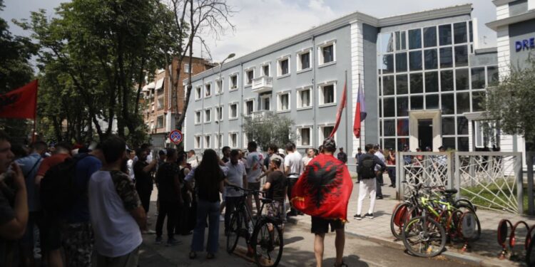 Endri Shabani reagon pas shoqërimit të protestuesve: Nëse efektivët shkelën ligjin, do të përgjigjen para drejtësisë