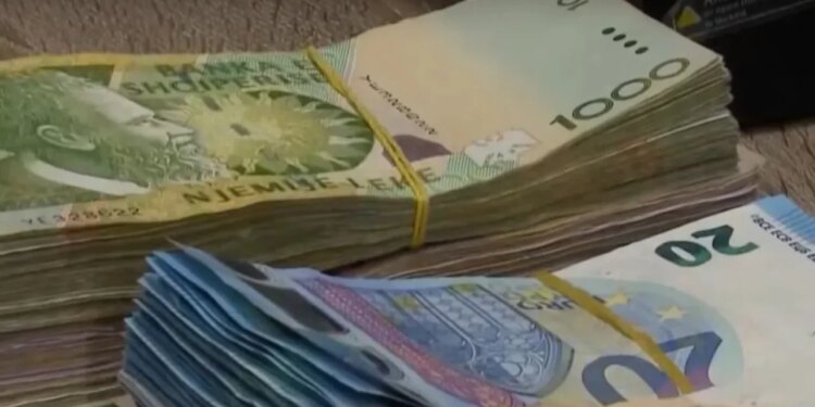 Euro bie në minimum historik, zbret në 94.5 lekë; ekspertët kërkojnë deeurozim