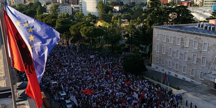 Euronews: Protestat në Shqipëri përshkallëzohen në përplasje diplomatike me Iranin