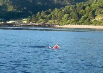 Eva Buzo rikthehet në Vlorë, rekordmenia shqiptaro-australiane nis notin rreth ishullit të Sazanit