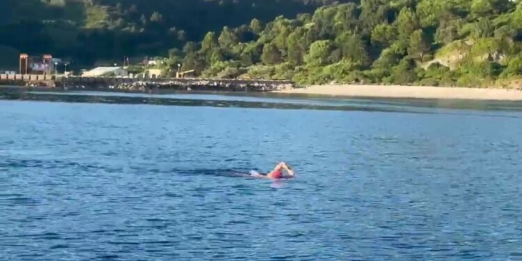 Eva Buzo rikthehet në Vlorë, rekordmenia shqiptaro-australiane nis notin rreth ishullit të Sazanit