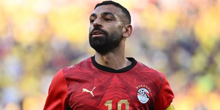FIFA ndalon fanelat e Egjiptit, i kërkon ndryshim të ngjyrës së numrave dhe heqjen e yjeve