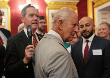 FOTO/ Në Britani vapa ekstreme, Mbreti Charles freskohet me ventilator gjatë një eventi në St James’s Palace