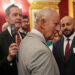 FOTO/ Në Britani vapa ekstreme, Mbreti Charles freskohet me ventilator gjatë një eventi në St James’s Palace