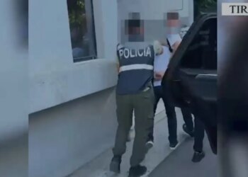 FOTOT/ Kush janë personat e arrestuar në kryeqytet për trafikim të armëve: pistoleta 1500 euro, kallashnikovë 2500 euro