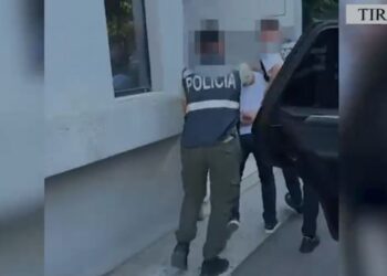 FOTOT/ Trafikim armësh: Pistoleta 1500 euro dhe kallashnikovë 2500 euro, kush janë personat e arrestuar në kryeqytet