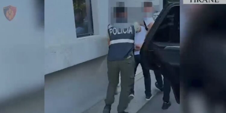 FOTOT/ Trafikim armësh: Pistoleta 1500 euro dhe kallashnikovë 2500 euro, kush janë personat e arrestuar në kryeqytet