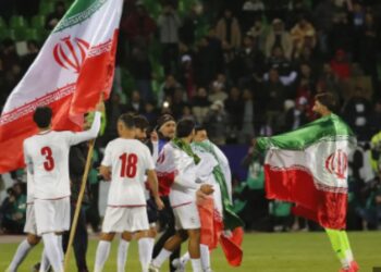 Federata Iraniane e Futbollit kërkon që FIFA të ndalojë futjen e flamujve të diasporës në stadium