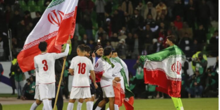 Federata Iraniane e Futbollit kërkon që FIFA të ndalojë futjen e flamujve të diasporës në stadium