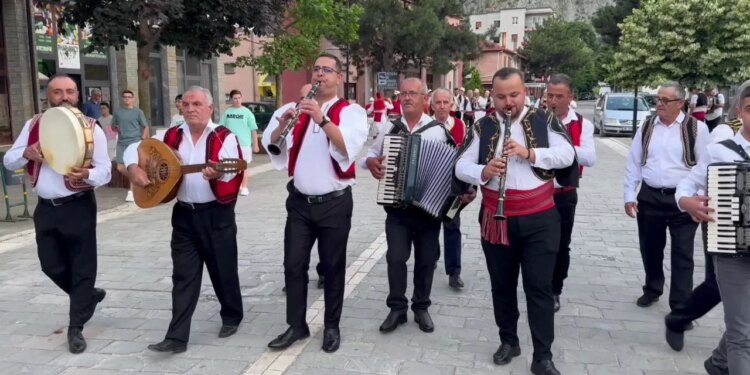 Festival Kombëtar i Sazeve, edicioni 14-të: dy netë këngë e valle nga grupi folklorik në Ersekë dhe Leskovik