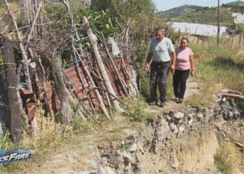 Fiks Fare/ Shirat shembën rrugën dhe izoluan dy familje në Luftinjë; Bashkia Memaliaj: Mungojnë fondet për ndërhyrje