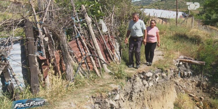 Fiks Fare/ Shirat shembën rrugën dhe izoluan dy familje në Luftinjë; Bashkia Memaliaj: Mungojnë fondet për ndërhyrje