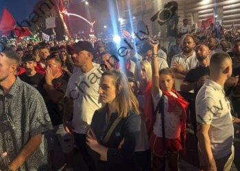 Foto/ Tribuna më e bukur e demokracisë: mori pjesë në protestën e Tiranës, reagon deputetja larguar nga PS