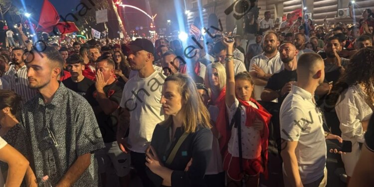 Foto/ Tribuna më e bukur e demokracisë: mori pjesë në protestën e Tiranës, reagon deputetja larguar nga PS