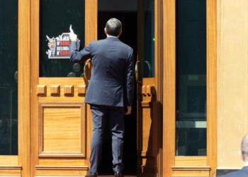 Fotolajm: Deputetët e PD ngjisin parullën e protestës në hyrje të Kuvendit, Blendi Klosi ndërhyn për ta hequr