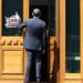 Fotolajm: Deputetët e PD ngjisin parullën e protestës në hyrje të Kuvendit, Blendi Klosi ndërhyn për ta hequr