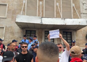 Fotolajm/ Përplasje e ashpër mes protestuesve dhe policisë, çahet kordoni metalik, qytetarët mbërrijnë para Kryeministrisë me banderola-flamuj