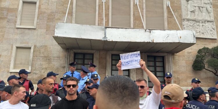 Fotolajm/ Përplasje e ashpër mes protestuesve dhe policisë, çahet kordoni metalik, qytetarët mbërrijnë para Kryeministrisë me banderola-flamuj