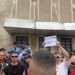 Fotolajm/ Përplasje e ashpër mes protestuesve dhe policisë, çahet kordoni metalik, qytetarët mbërrijnë para Kryeministrisë me banderola-flamuj