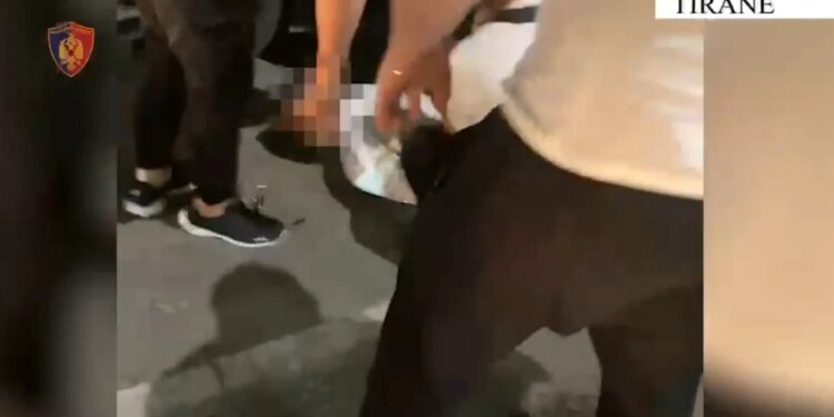 Gjendet një kilogramë heroinë në kryeqytet; e kishin fshehur në makinë, arrestohen dy persona