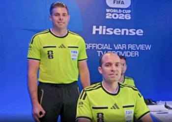 Gjesti në VAR ndez debat rreth simbolikave ekstremiste, FIFA hap hetim ndaj arbitrit australian