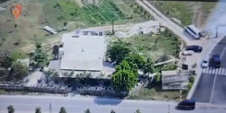 Goditet grup kriminal në Vlorë, arrestohen gjashtë persona; sekuestrohen armë, automjete dhe para