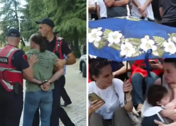 Goxhaj me pranga dërgohet në Komisariat, protestuesit ‘mësyjnë’ Drejtorinë e Policisë dhe bllokojnë rrugën: Mos prisni orën 19:00