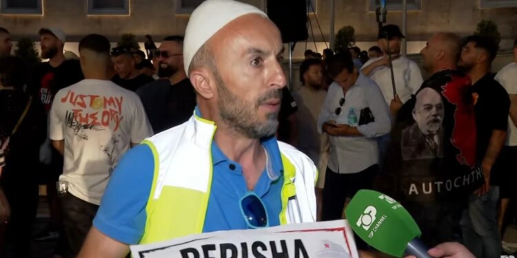 Guida turistike në krye të protestuesve: E nisa për një ditë, tani jam pa punë — Alben Kola