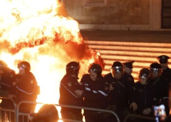 Gurë e molotovë ndaj policisë në protestën e opozitës, Prokuroria e Tiranës pushon çështjen penale ndaj 6 minorëve