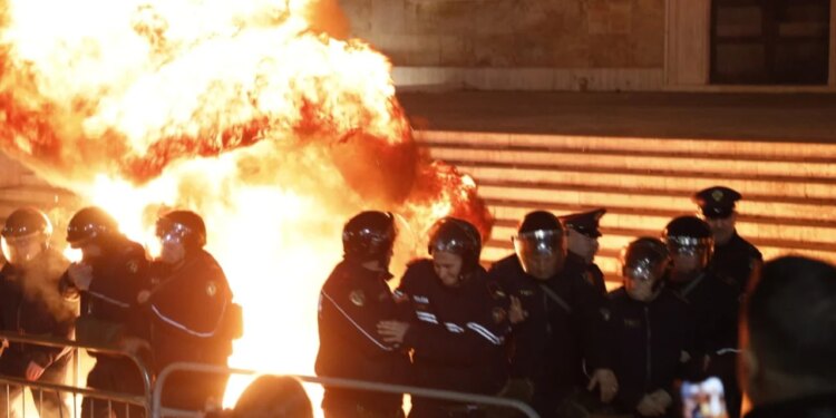 Gurë e molotovë ndaj policisë në protestën e opozitës, Prokuroria e Tiranës pushon çështjen penale ndaj 6 minorëve