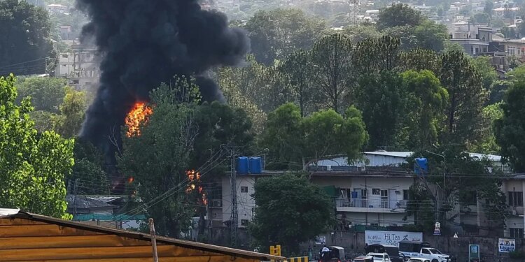 Helikopter ushtarak rrëzohet në Pakistan — të gjithë personat në bord vdesin, dyshohet defekt teknik
