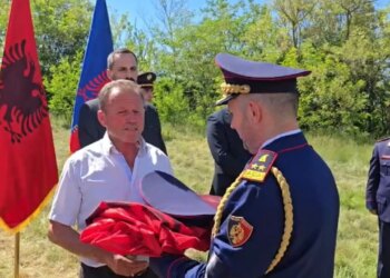 Hita nderon efektivin që u përcoll në banesën e fundit dhe dorëzon familjarëve certifikatën, flamurin dhe kapelën