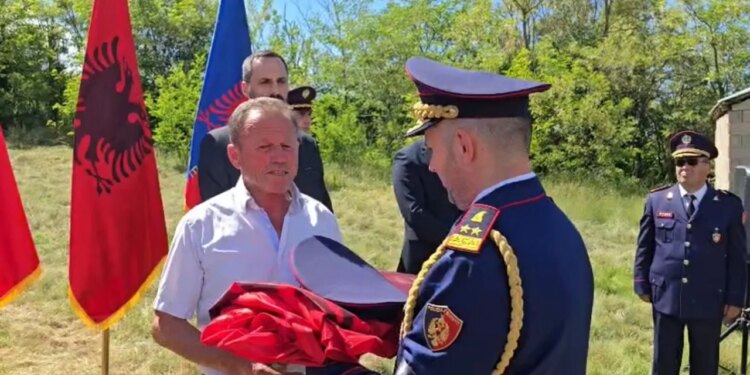 Hita nderon efektivin që u përcoll në banesën e fundit dhe dorëzon familjarëve certifikatën, flamurin dhe kapelën