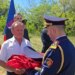 Hita nderon efektivin që u përcoll në banesën e fundit dhe dorëzon familjarëve certifikatën, flamurin dhe kapelën