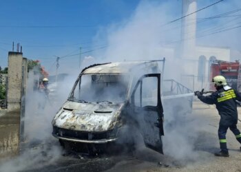I dehur i vë flakën automjetit dhe qëllon me çifte në ajër; në polici shoqërohet 36-vjeçari në Panaja