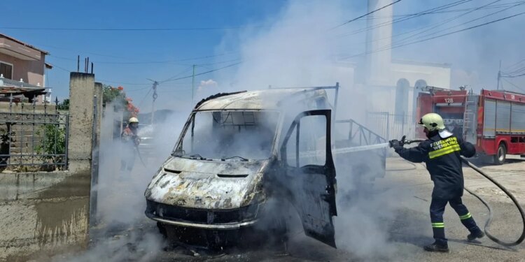 I dehur i vë flakën automjetit dhe qëllon me çifte në ajër; në polici shoqërohet 36-vjeçari në Panaja