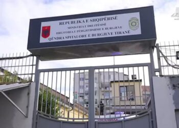 I dënuari 47-vjeçar, 25 vite burg, vuante nga probleme mendore; u gjet i pajetë në dhomën e mjekimit