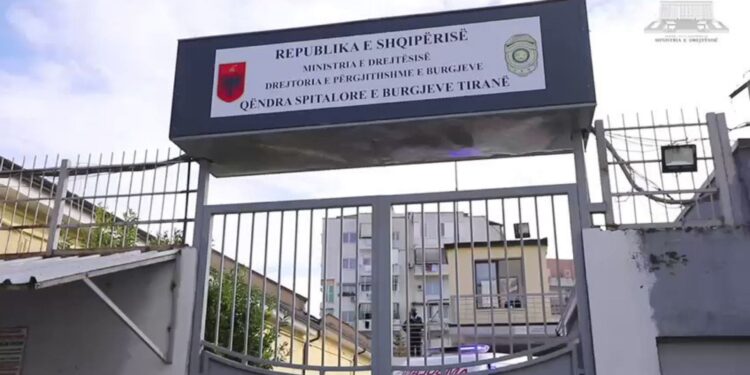 I dënuari 47-vjeçar, 25 vite burg, vuante nga probleme mendore; u gjet i pajetë në dhomën e mjekimit