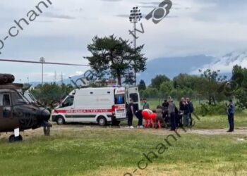 I plagosur gjatë aksionit për kapjen e 43-vjeçarit në Maliq, efektivi i Shqiponjave transportohet me helikopter drejt Traumës