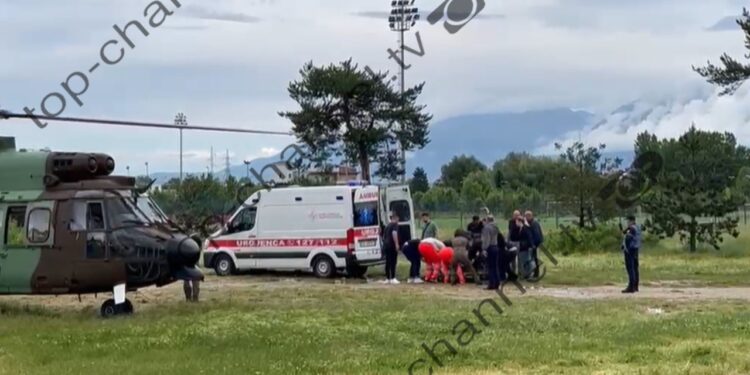 I plagosur gjatë aksionit për kapjen e 43-vjeçarit në Maliq, efektivi i Shqiponjave transportohet me helikopter drejt Traumës