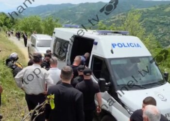 I shoqëruar nga policia e burgut, Meta takohet me familjarët pas ceremonisë mortore dhe niset drejt qelisë