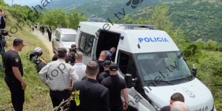 I shoqëruar nga policia e burgut, Meta takohet me familjarët pas ceremonisë mortore dhe niset drejt qelisë