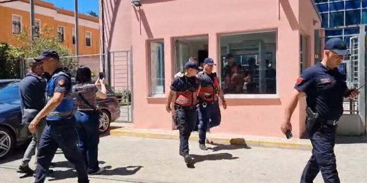 Incidenti në GJKKO: grupi hetimor pyet oficerët në kafaz me Petrit Çakrin dhe vëllezërit Bushgjoka