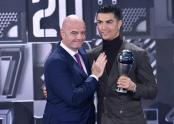 Infantino feston me Ronaldon, urimi special i numrit një të FIFA-s për Mbretin e ri të Botërorëve
